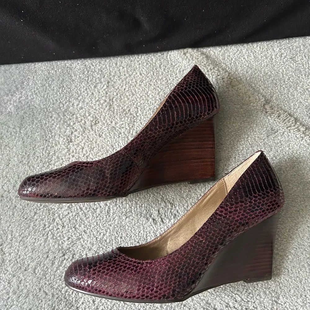 Adrienne Vittadini Wedge Shoes, Size 8 1/2M Snakeskin Like Texture